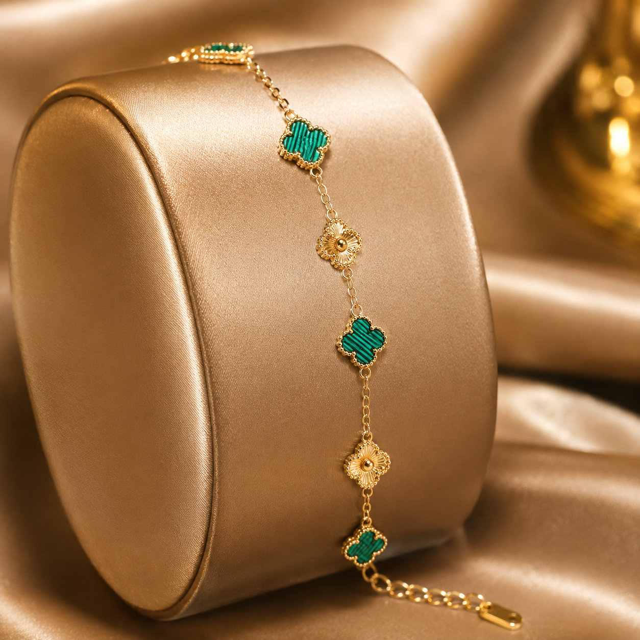 The Clover Edit 🍀 - Set of Earrings, Necklace and Pendant