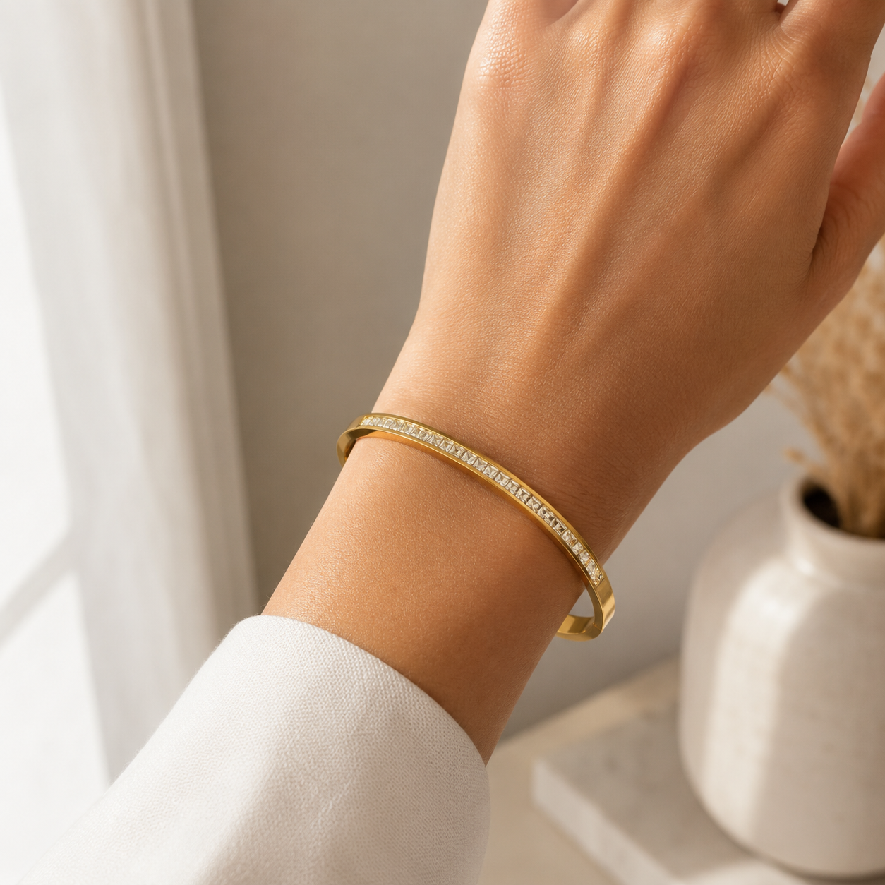 The Chic Woman ✨ — Set of 3 Crystal Gold Bangles